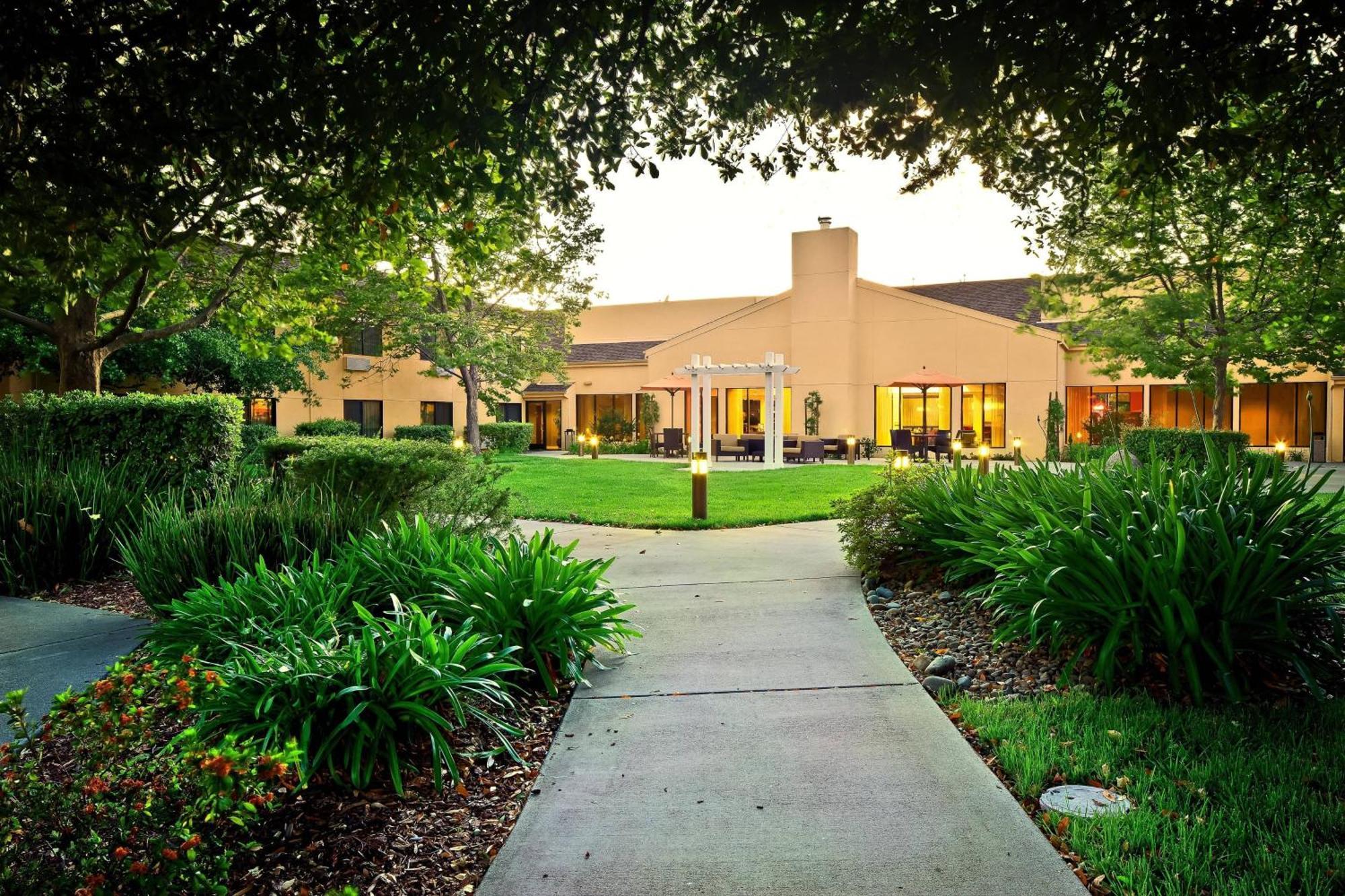 Courtyard By Marriott ואקאוויל מראה חיצוני תמונה